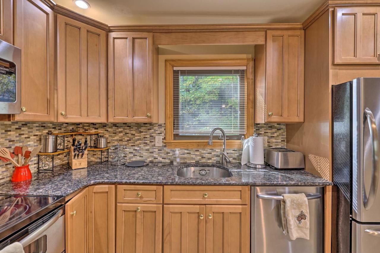 Renovated Escape, Walk To Slopes * Tannersville